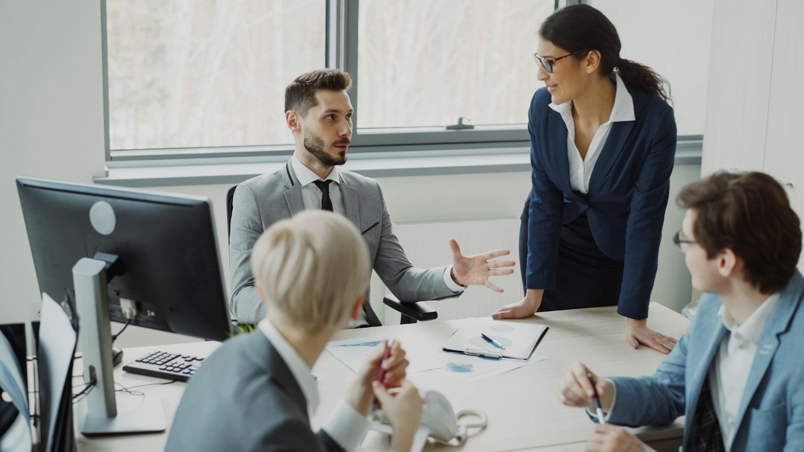 Reunión de trabajo en una oficina corporativa