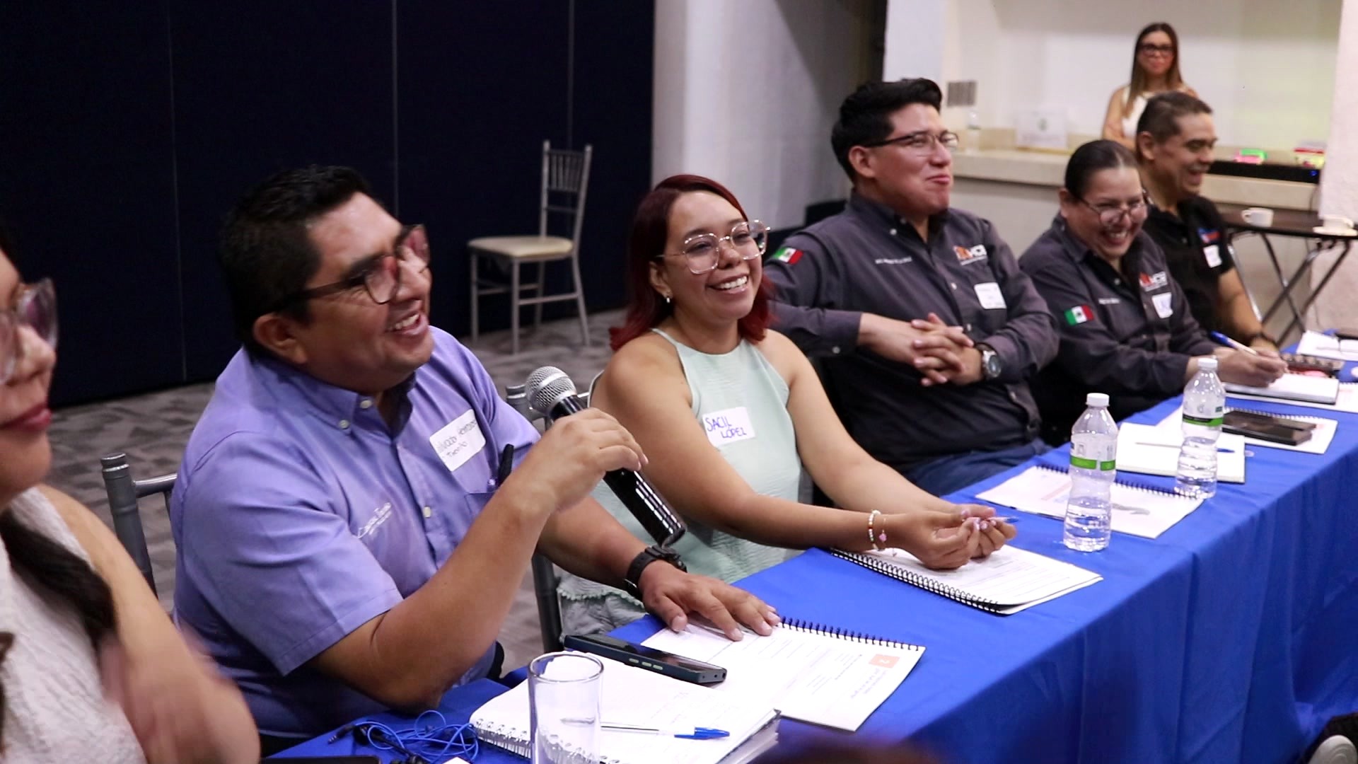 Participantes del taller Toma el Control riendo durante una dinámica